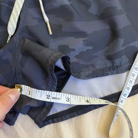 Vuori Womens Sz S Clementine Black Camo Athletic Shorts 2.5” Built-in Briefs - Picture 8 of 16